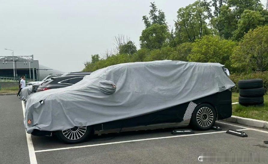这会是尊界的第二款车[doge]MPV吗？轮毂是熟悉的轮毂，尊界S800这两天评
