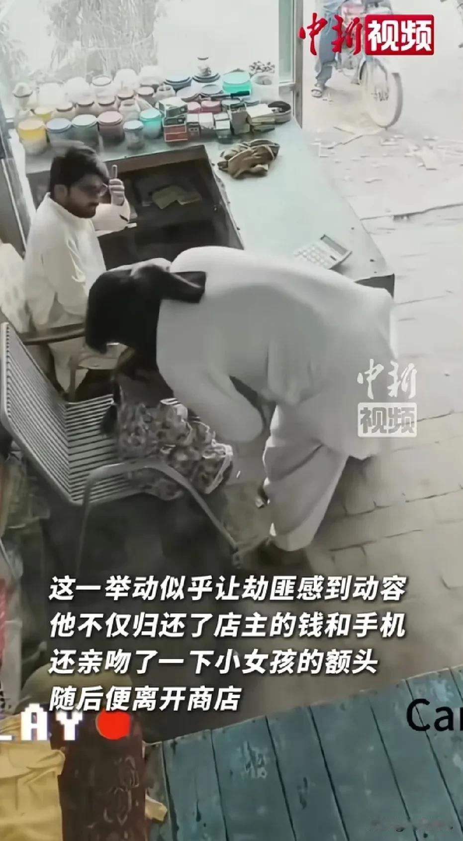 太意外了！巴基斯坦，一名店主坐在店内，突然一名男子冲了进来，用东西顶着他的脑袋，