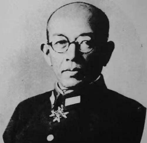 1939年的昆仑关，日军少将中村正雄正在训话，忽然腹部一热，鲜血直流。军医把他抬