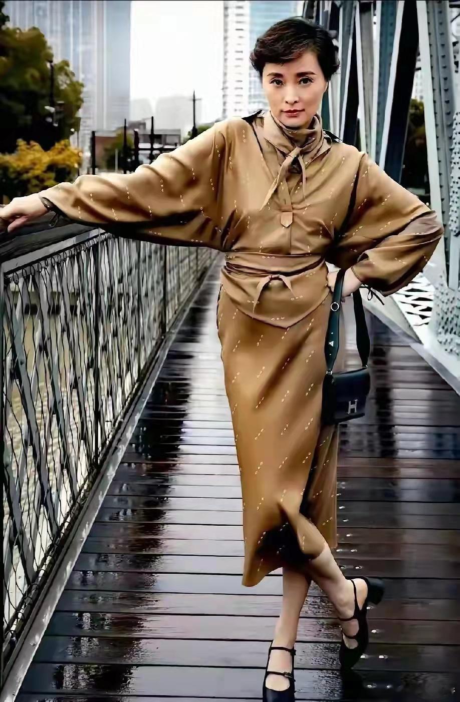 吴越穿搭松弛感太会了，路人一拍美得离谱，这才叫气质碾压！​​​