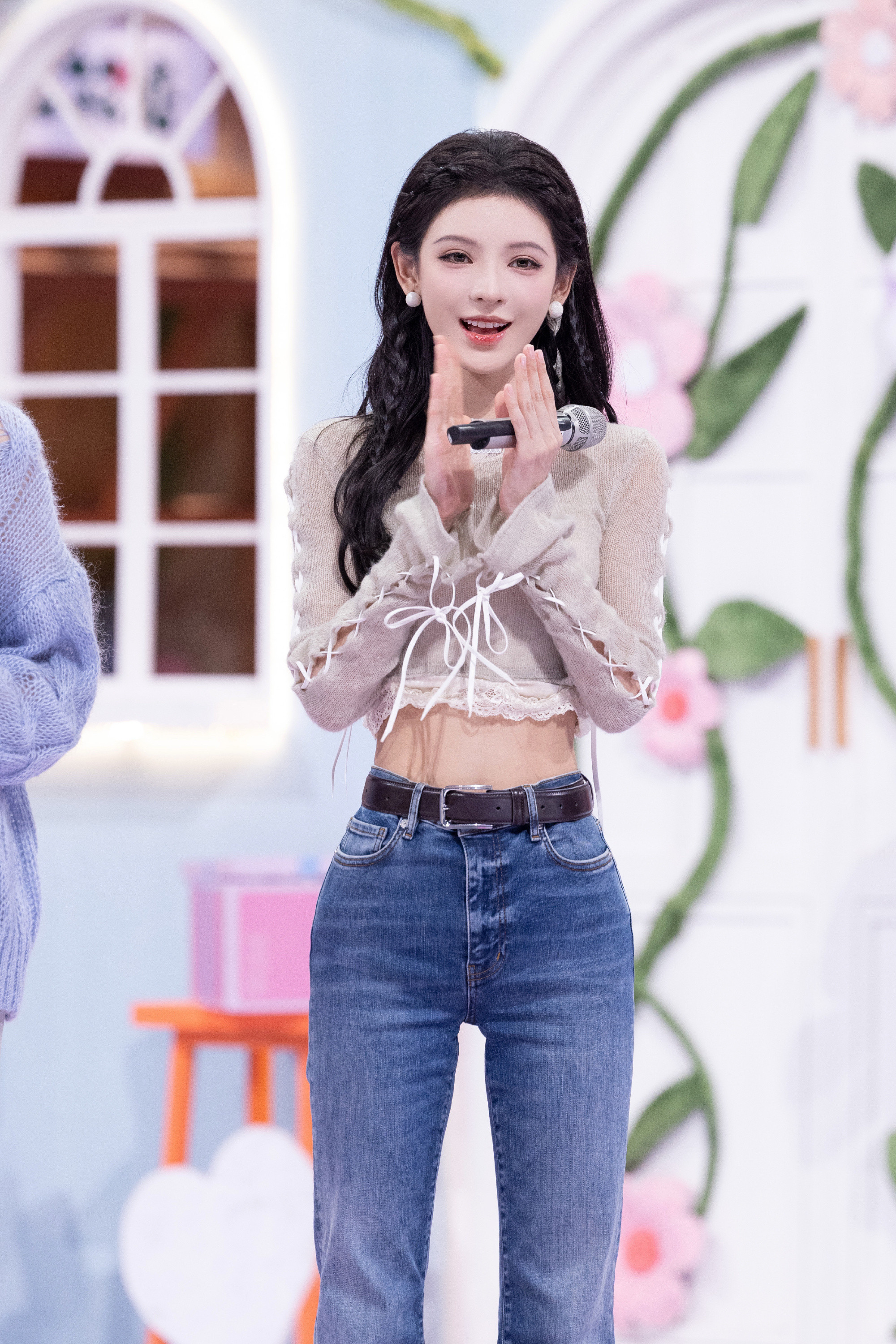 张予曦你好星期六全新妆造，阿瓜姐姐的小蛮腰太优秀了吧。张予曦