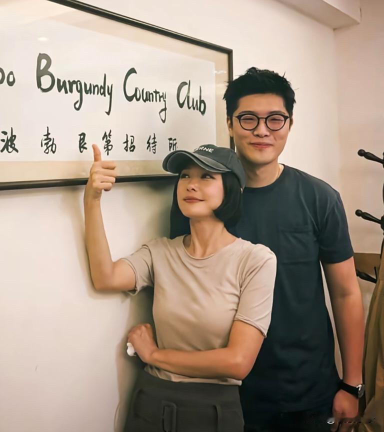 40多岁秦岚在宁波一家餐馆吃饭，和老板一起拍摄合影。她看起来好年轻，身材太好了！
