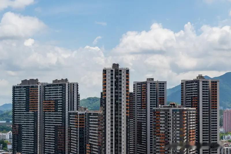 现在深圳楼市，一套总价1000万的房子，首付150万就能上车。有些片区的房源，甚