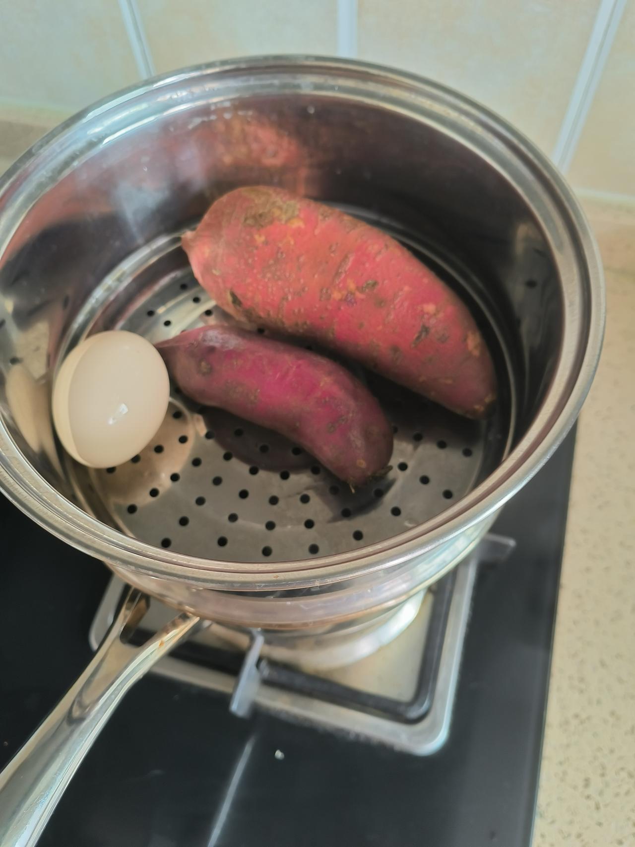 这是我在菜市场的地摊上买的小锅才39块，上蒸下煮，很是实用早上起来就给自己蒸