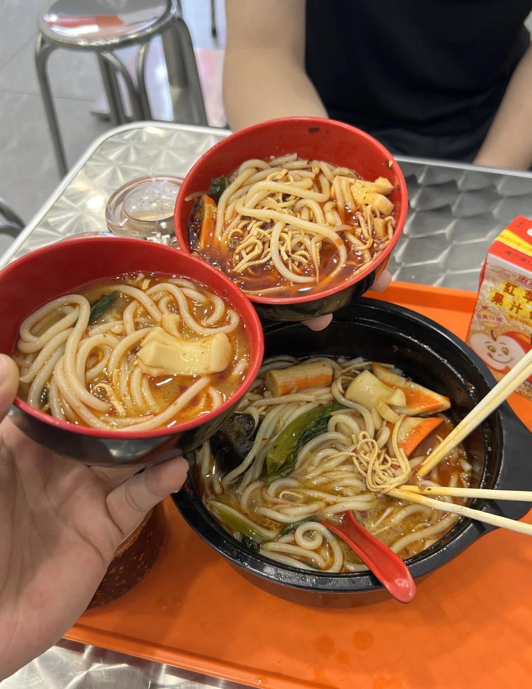 东北麻辣电线还有隐藏吃法？🤔首先拿一个黑红小碗加麻油、加辣椒、加陈醋、蘸着