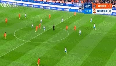 这场青岛德比，海牛队差点就把“开场红”变成了一场狂欢。比赛才刚踢到18分钟，埃