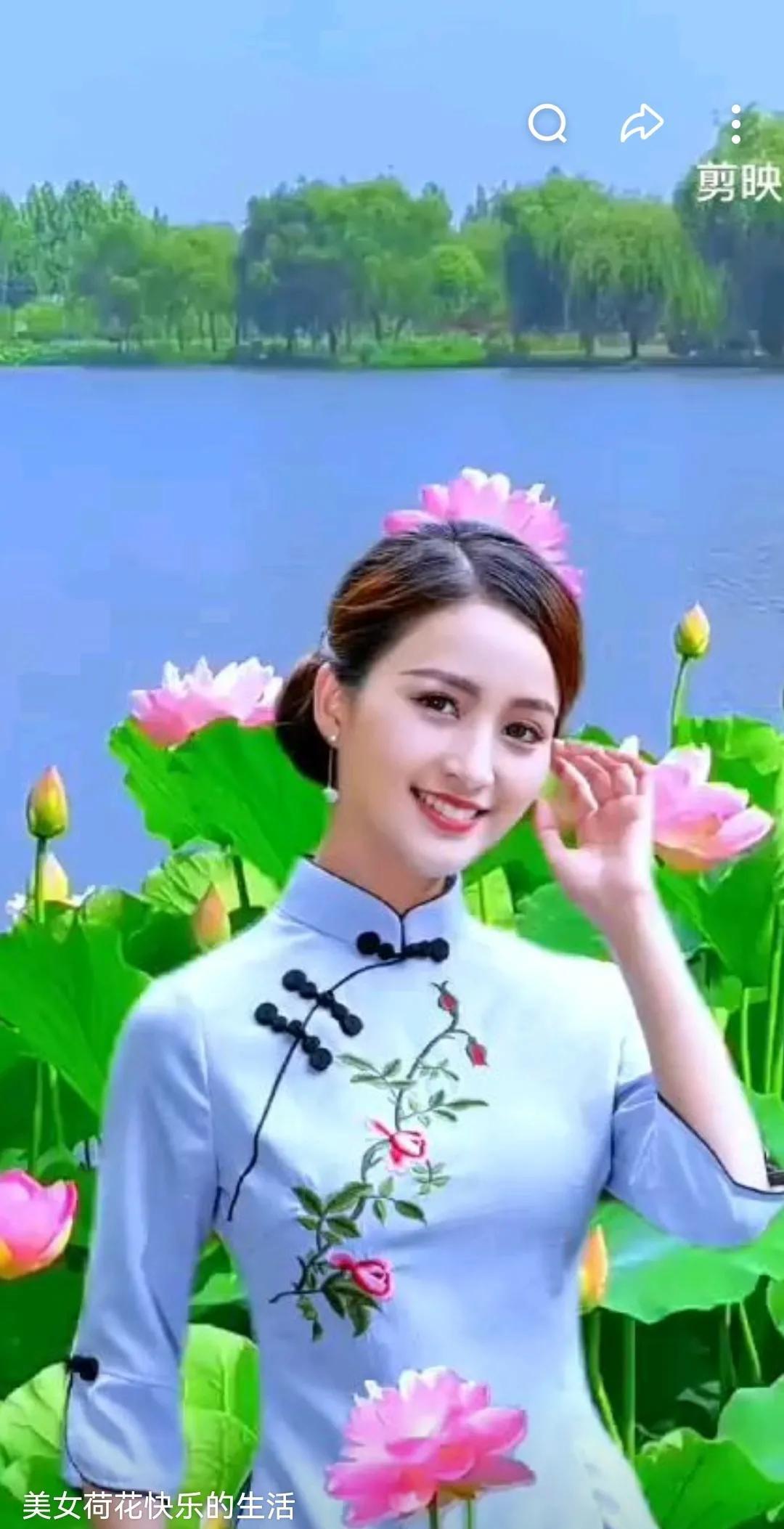 #欣赏荷花的美景#《七律·荷畔佳人》/马进鹏湖光潋滟映蓝天，翠盖粉荷绽丽妍。