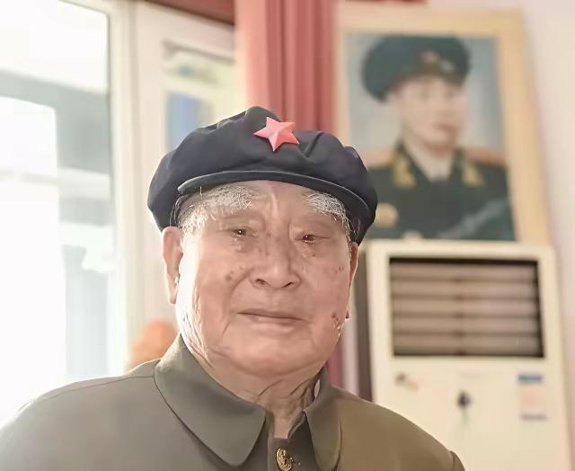 1943年，八路军政委秦光腰部中弹，两个汉奸走到了他身边要补刀。突然，秦光低声