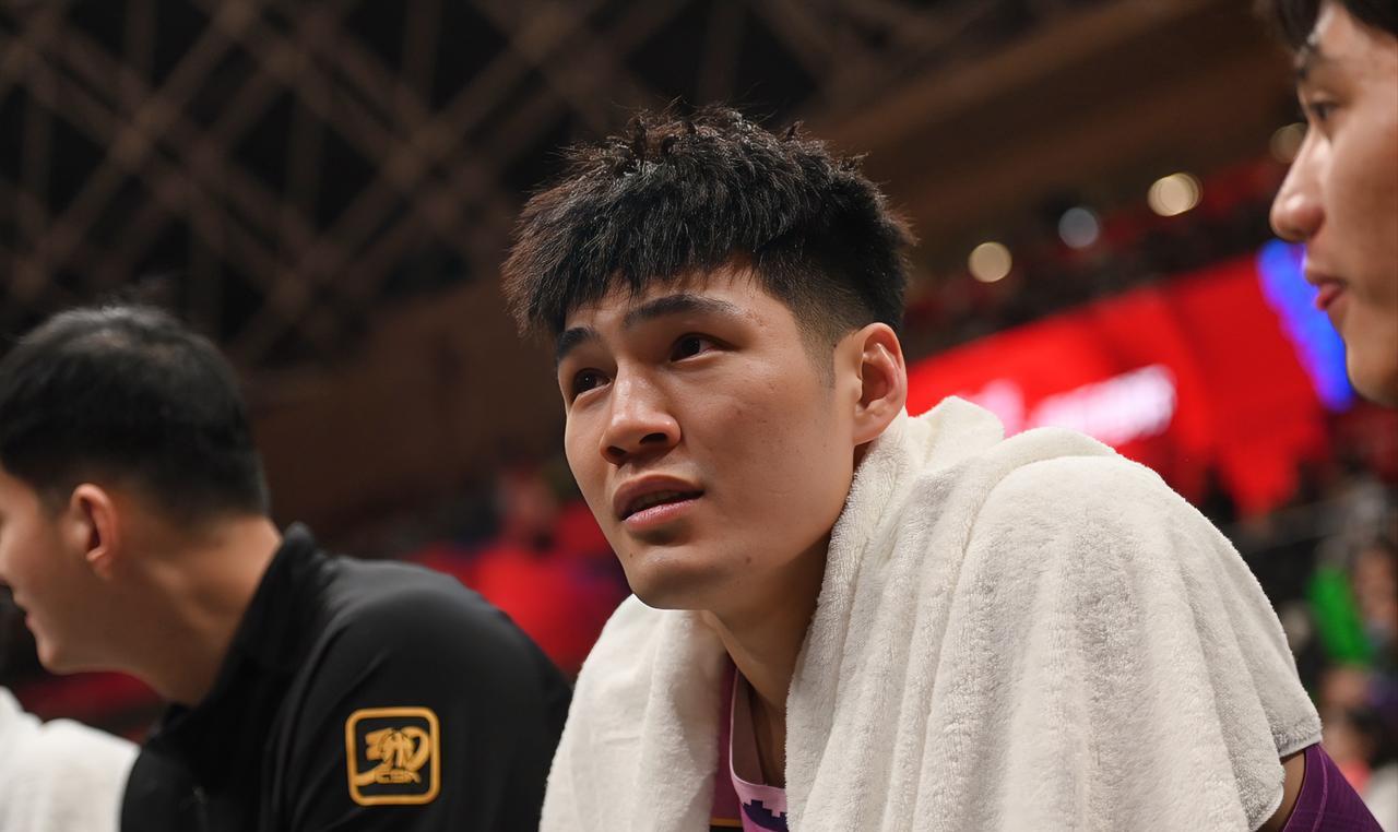朱芳雨：国豪，球迷叫我问下你有没有兴趣来广东宏远？？？陈国豪：哈哈哈，等你安排