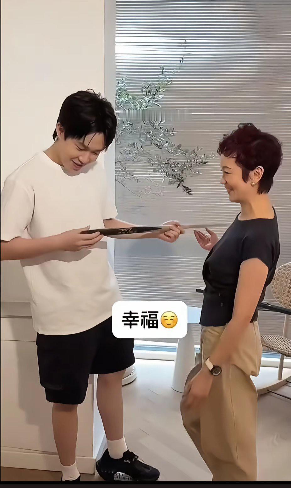 真的很少能看见他发自内心的笑了！头哥收到礼物太开心了楚钦也是个大男孩，他一笑
