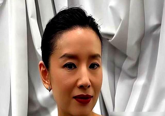 好好的董洁，怎么被“画”成了这个样子？那张脸，涂着厚厚的粉，短发别着粉花，甚