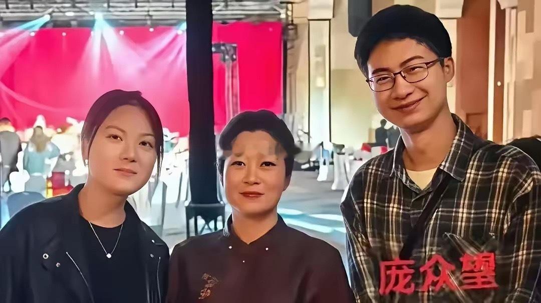 前几天，清华博士生庞众望在网上发了张合影，他带着未婚妻和岳母在清华校园里逛。岳母