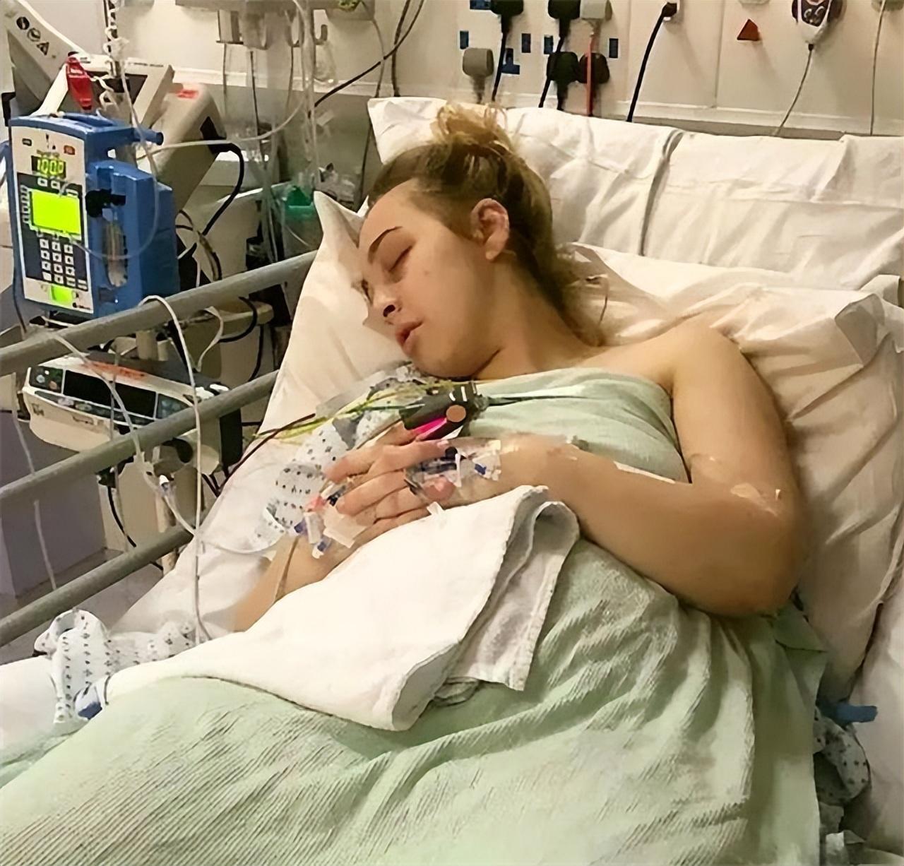 2012年，美国一疗养院里，一个男护工偷偷潜入女病区，爬上了一个女性植物人的床。