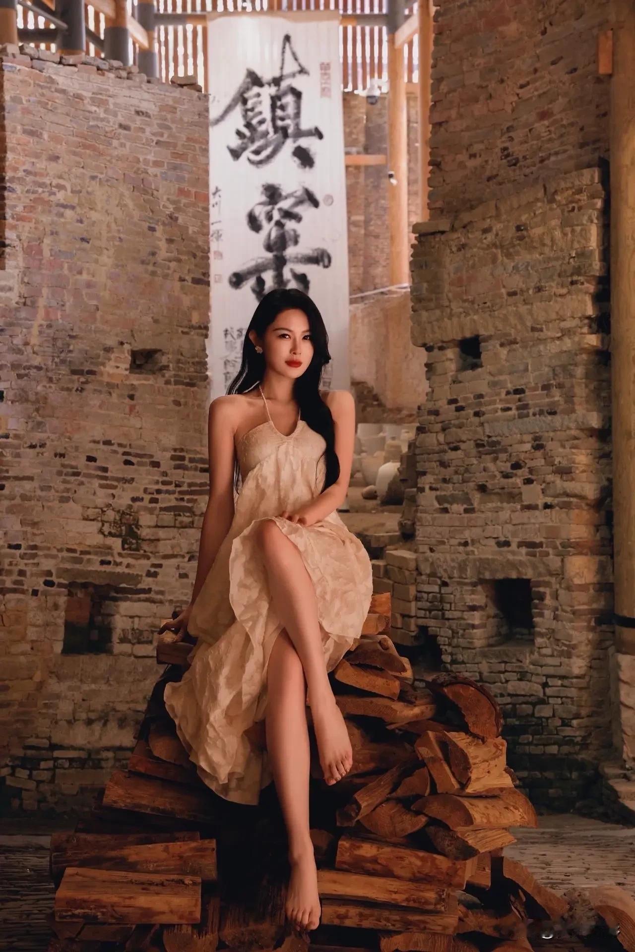光之影&AI古风少女坐木堆，砖墙背景显韵味红墙中式美女枯木古风照