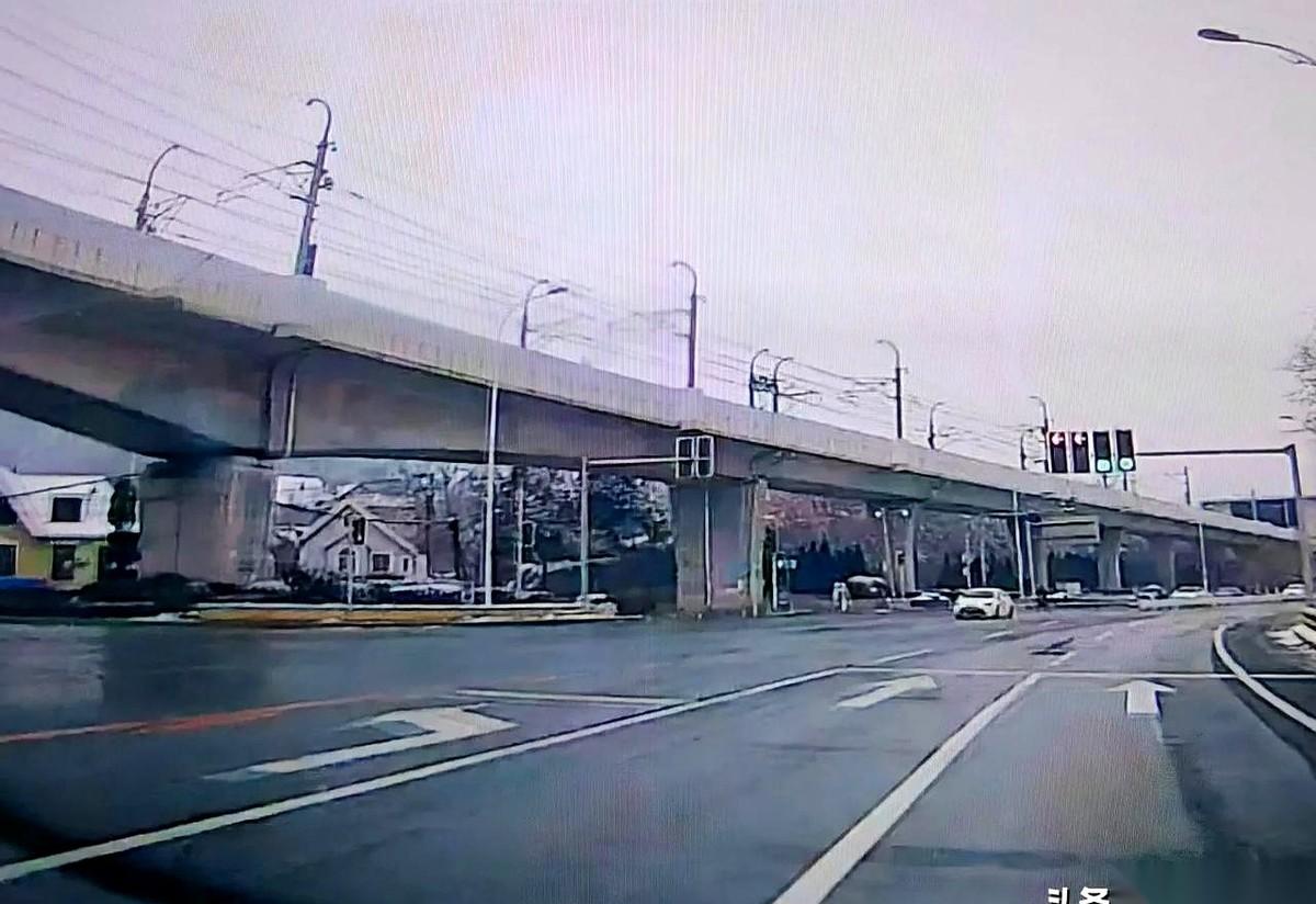 我跟你说，今天下班过龙王塘大桥，差点一脚油门亲上马路牙子。真的，就差那么一点点