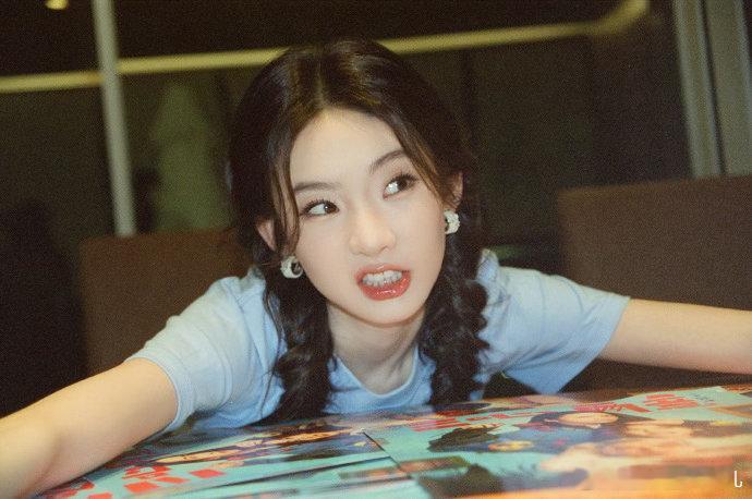 张艺凡穿高跟鞋在商场滑冰张艺凡光鲜亮丽的背后是搞笑女穿高跟鞋走路太痛？张艺凡直