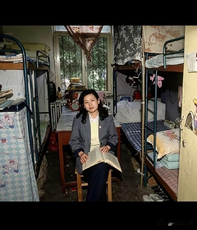 这是上个世纪80年代末的北京大学校园生活，那时候学生住的宿舍也显得比较拥挤，在一