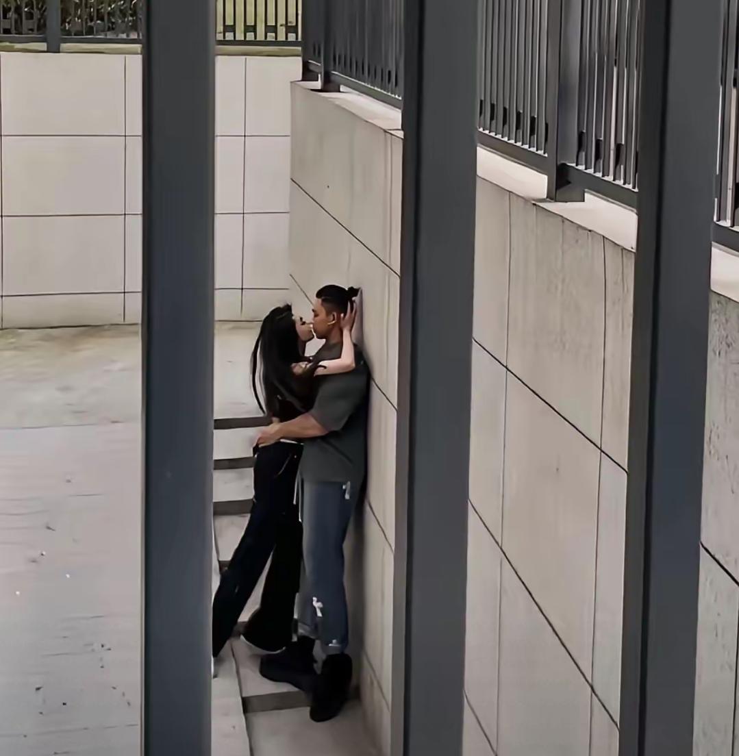 工厂好几个女的，明明自己有家庭，还是和其他男厂友光明正大的在一起问就是正常，