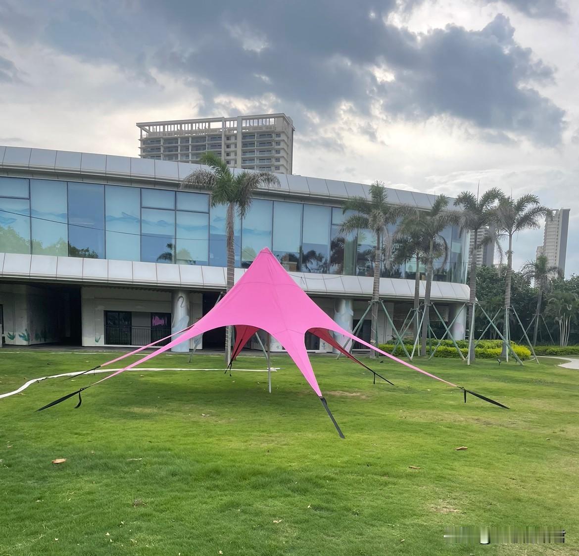 这样的男人真是让人又好笑又好气！一男子，一个月工资5000多，老婆在家里带孩子