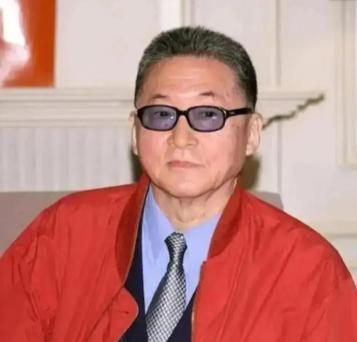李敖曾经说：“人性是经不起考验的，我在坐牢的时候，把房子转到了我妈名下，让妈妈帮