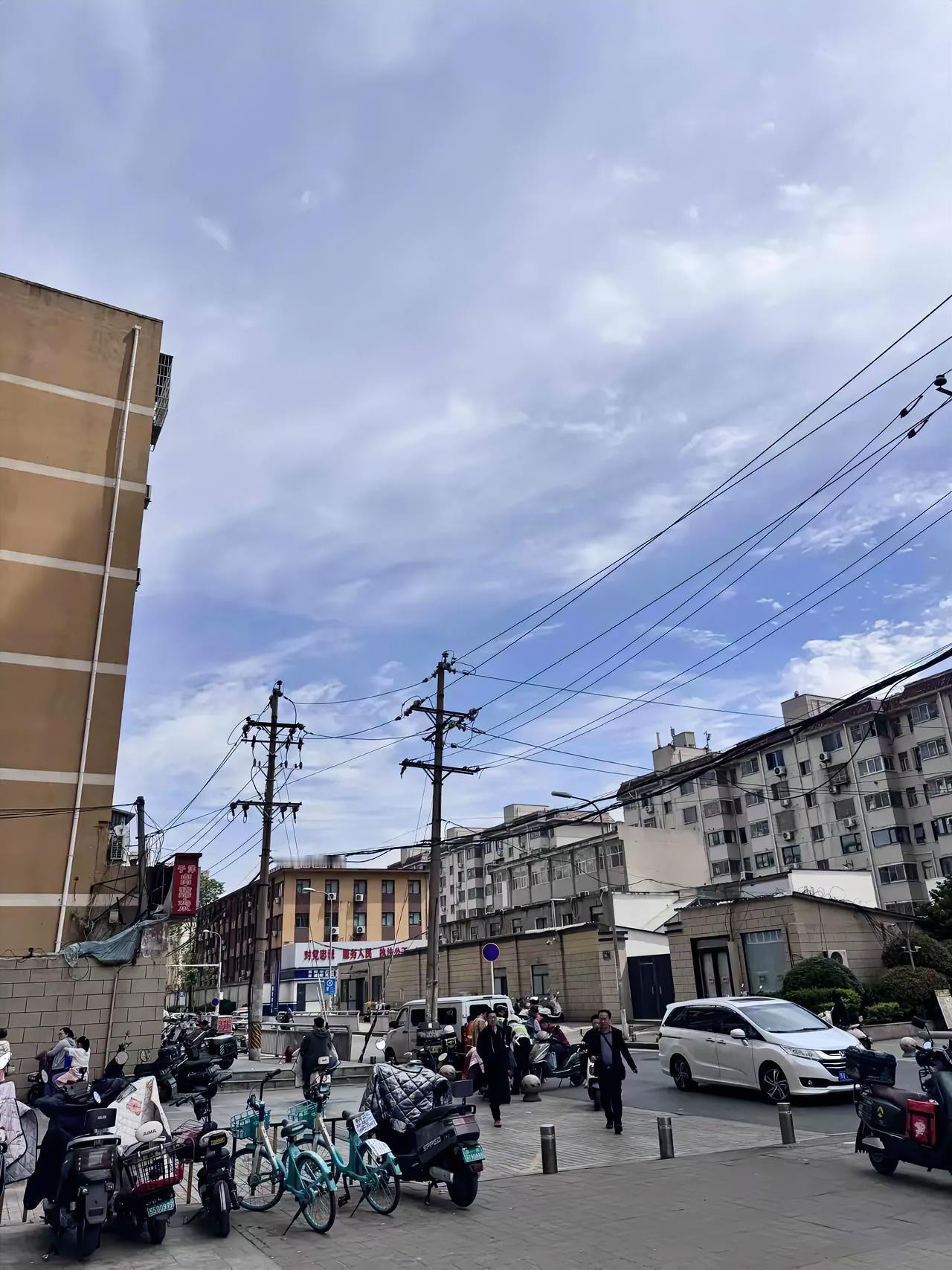 有些大龄剩女太愚蠢了！我们公司有一个大龄剩女都已经34岁了，没车没房，马上快失