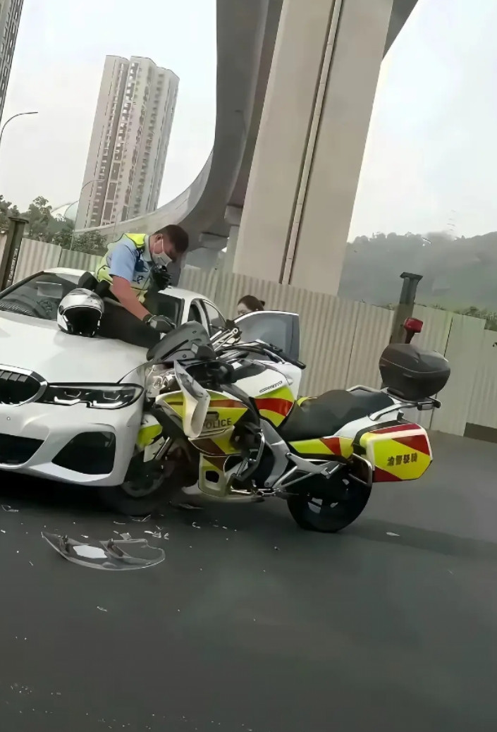 碰到这种交通事故，假如你是交警，你该定责任…