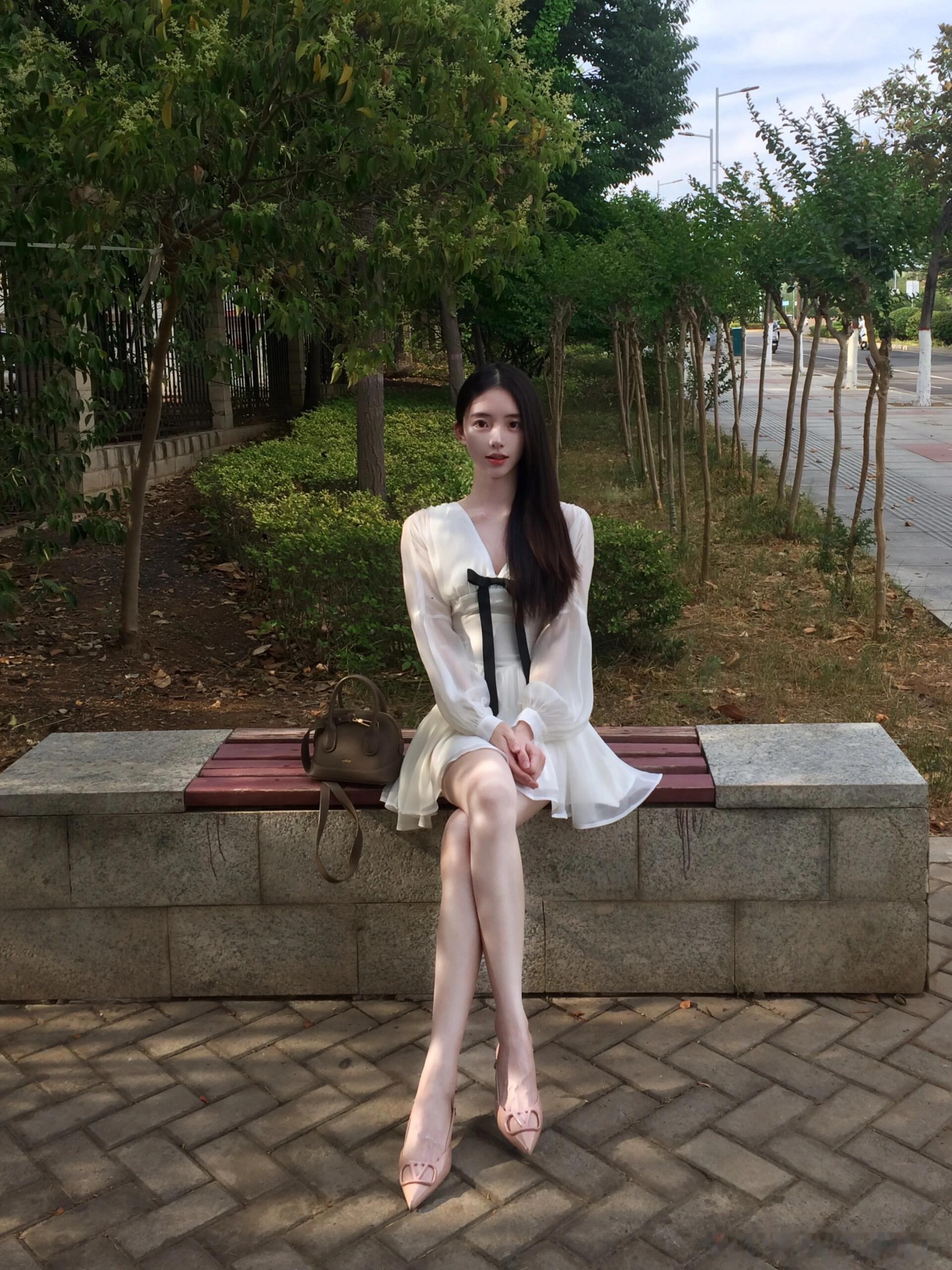 皮肤白皙身材高挑，不穿丝袜也很美～​​​