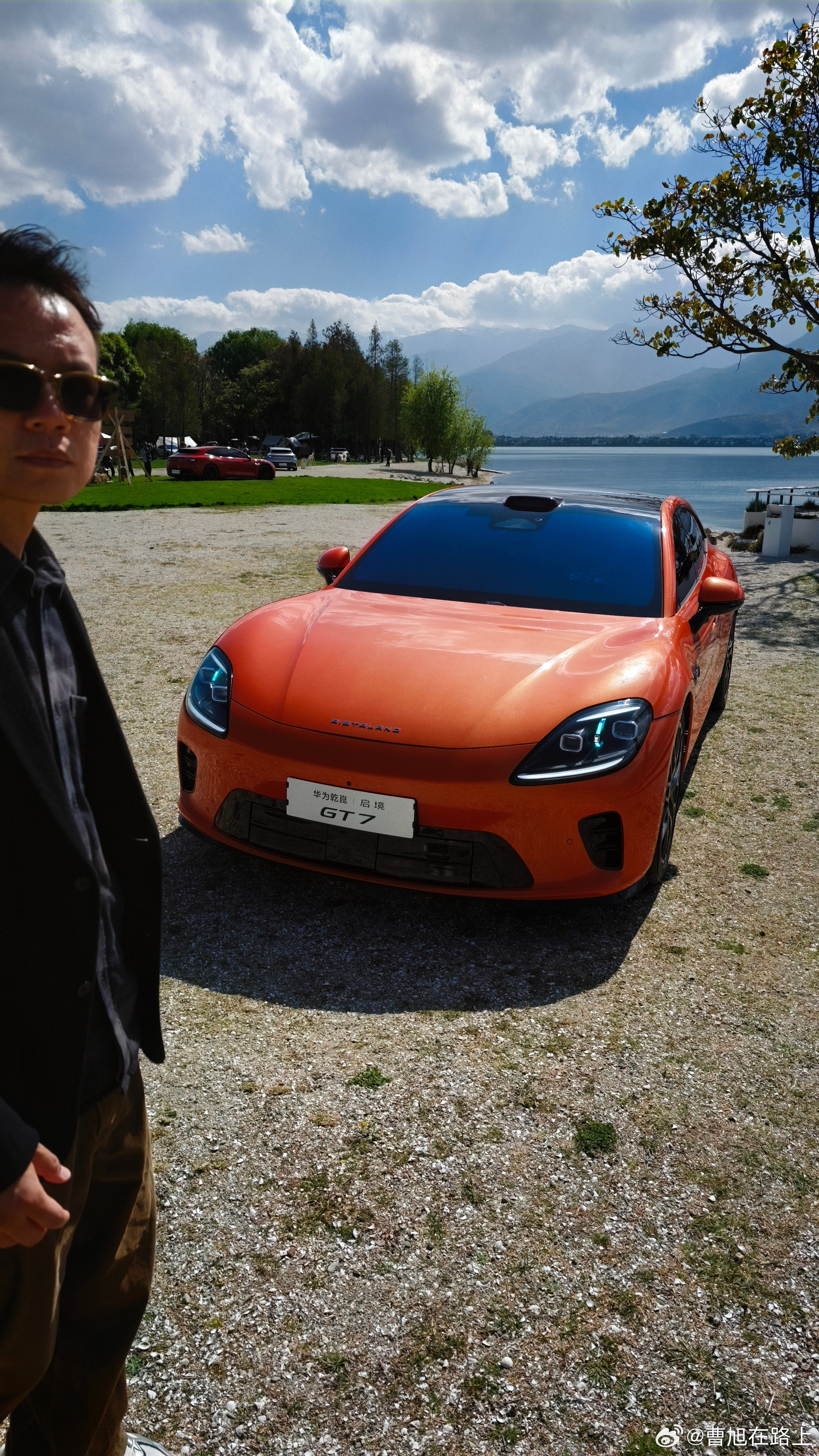 颜值始终是第一促进消费力在日光充沛的云南大理光一缕一缕的刺透云层把启境GT7的