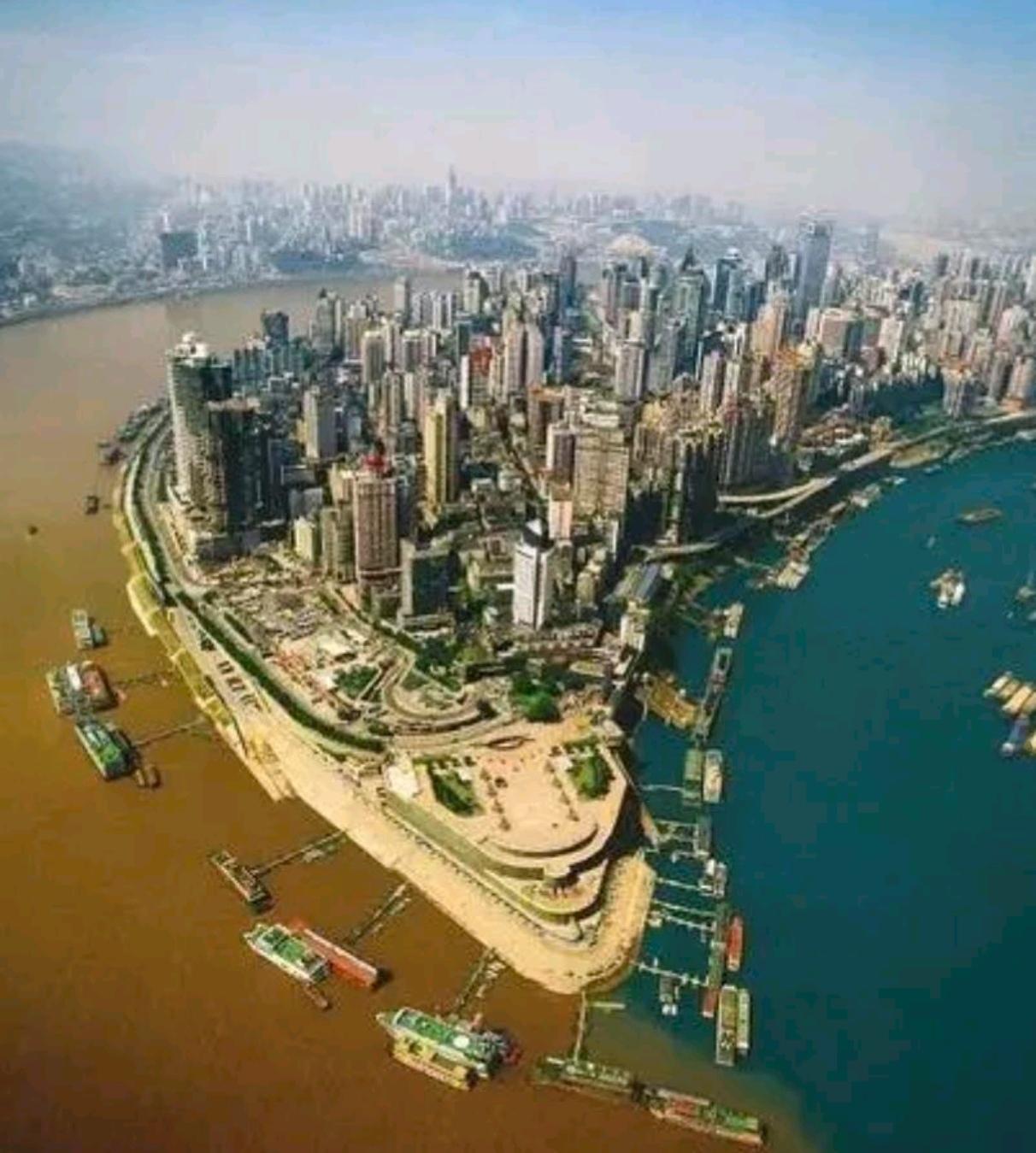 朝天门踞渝中半岛尖端，长江与嘉陵江于此相拥，一清一浊，泾渭分明，绘就“夹马水”的