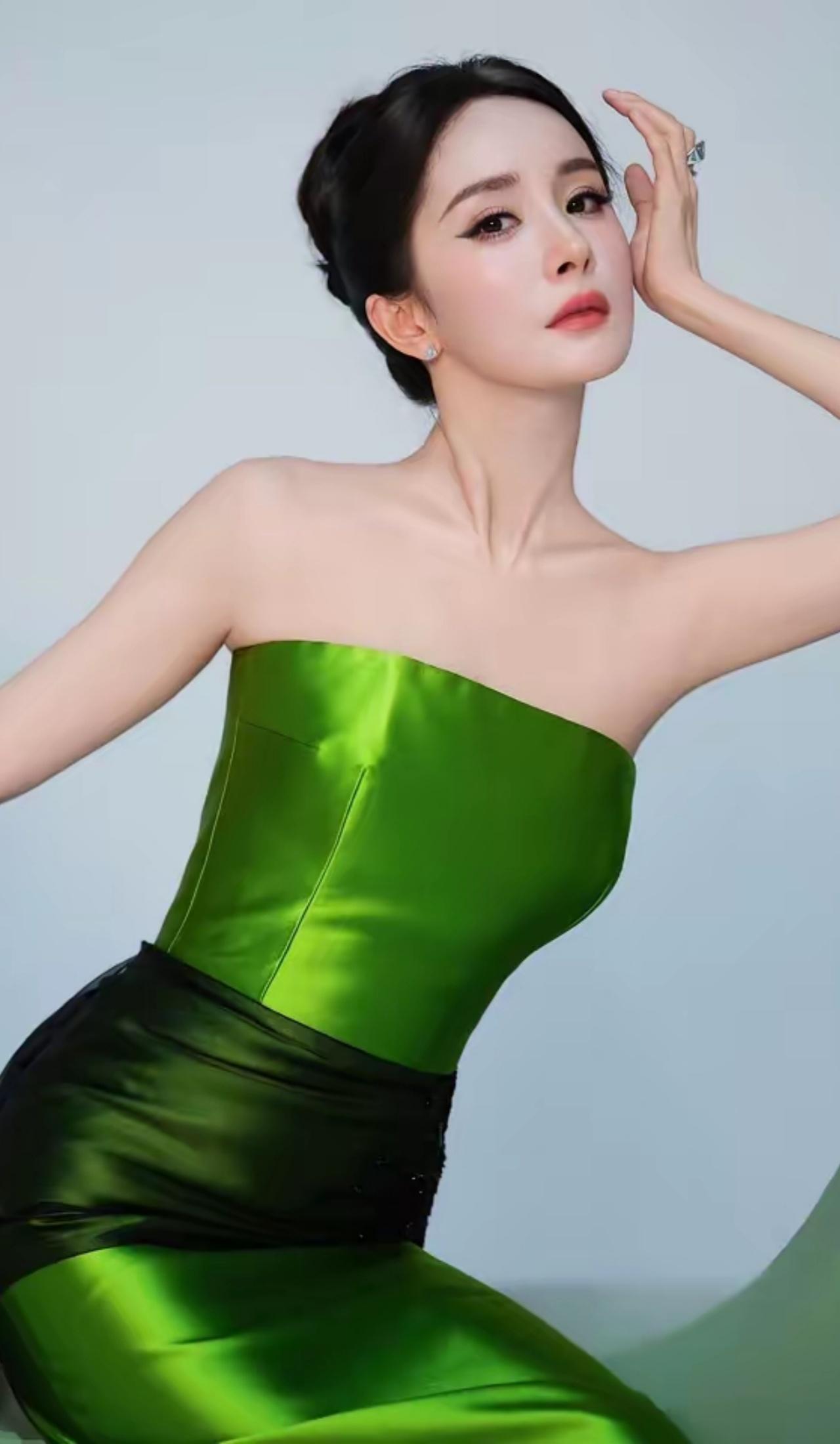杨幂翠绿抹胸长裙惊艳白玉兰，解锁绿裙新风格明星女神杨幂杨幂一袭翠绿抹胸长裙亮