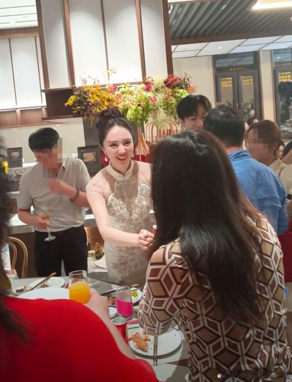 董璇在综艺《姐姐当家》超前看片会上公开表示自己已再婚。她称曾与闺蜜达成共识，