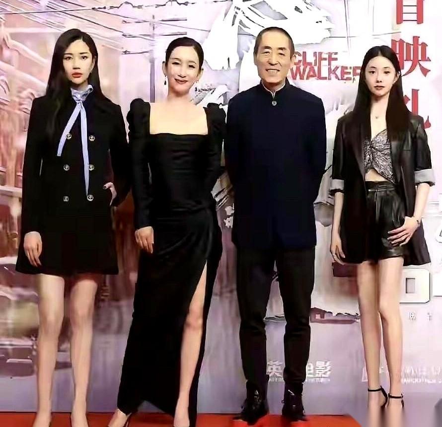 一张女明星同框照在网上传开，48岁的秦海璐稳坐C位，直接上演了一出教科书级别的“