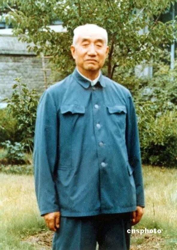 1988年夏天，洪学智和秦基伟站在徐向前家门前，手里提着个工具箱，两人原本是来探