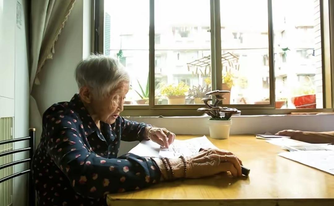 老两口跟儿子儿媳吃饭时，老太太说女儿用微信转了两千元给他们买棉衣，还说养女儿真好