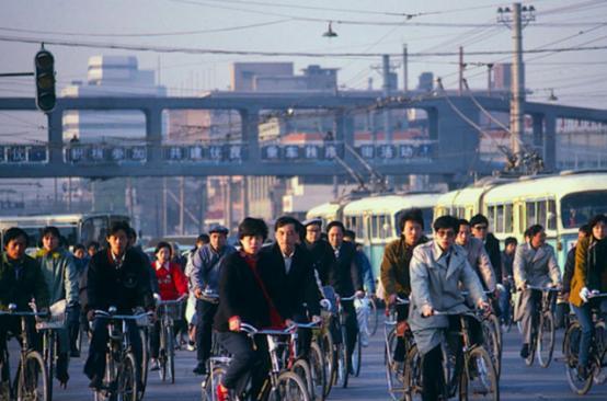 今天的中国这么强大，其实是很反常的，按理说，中国应该比现在更穷、更落后、更弱才对