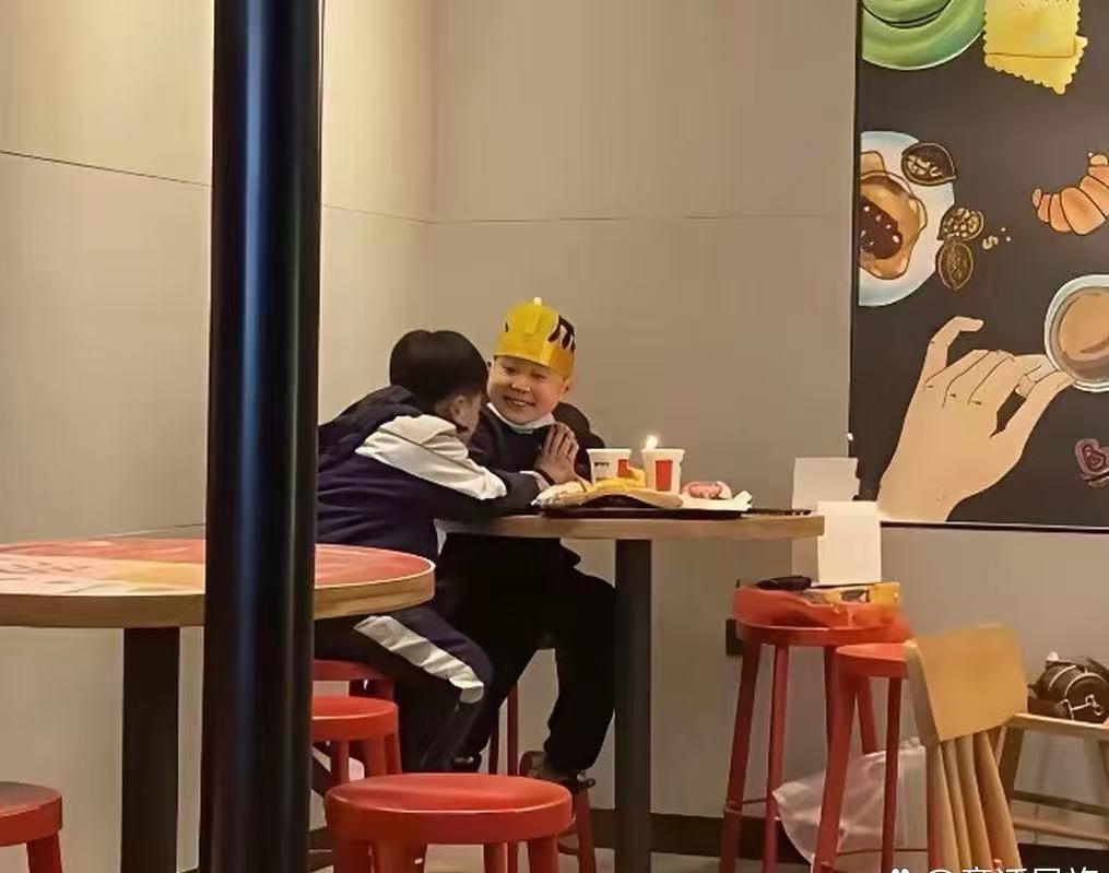 肯德基里撞见这一幕，瞬间觉得真该给孩子留点零花钱。