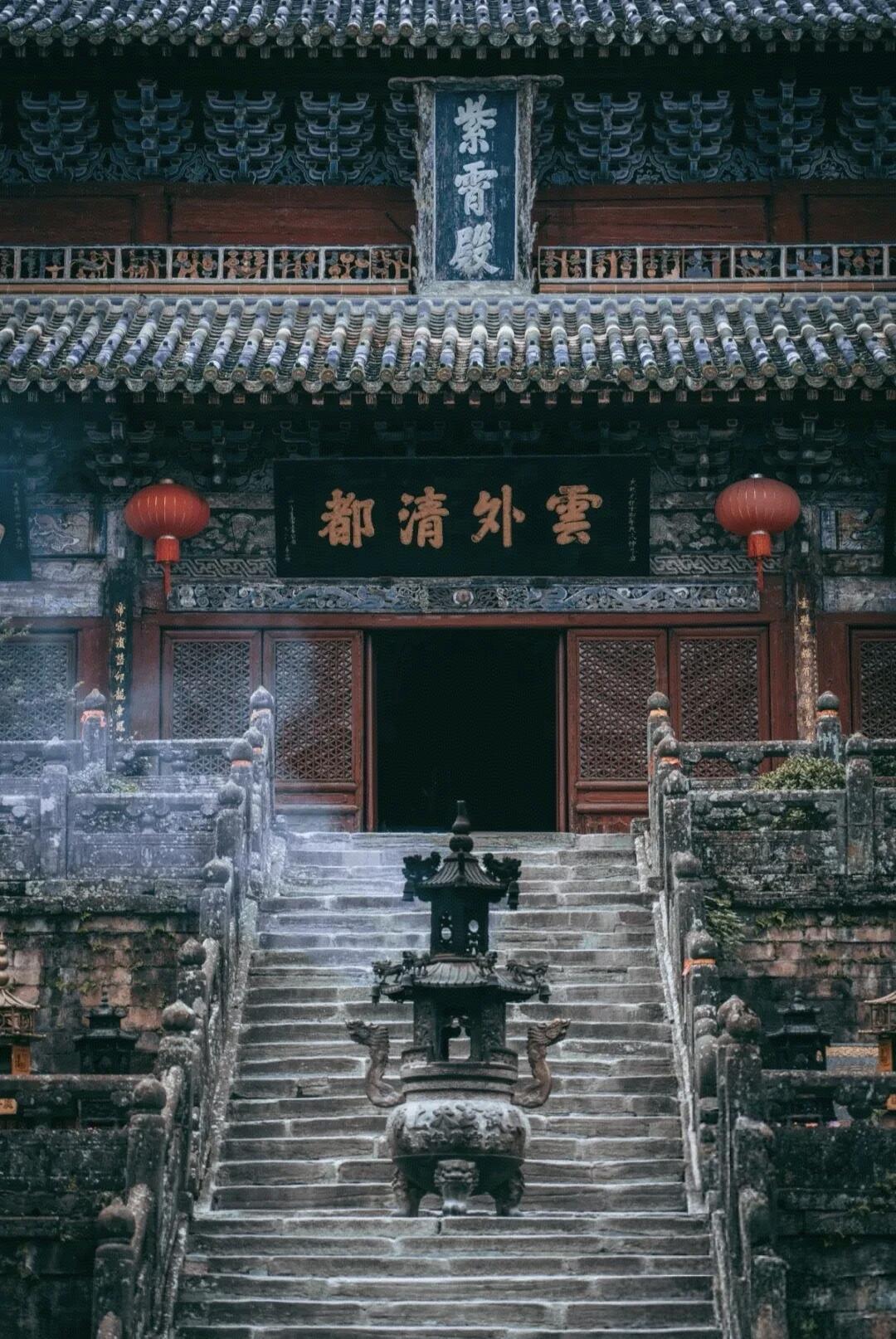 「问道武当」云海分阴阳，青灰道袍藏玄机。心灯即北斗。​​​