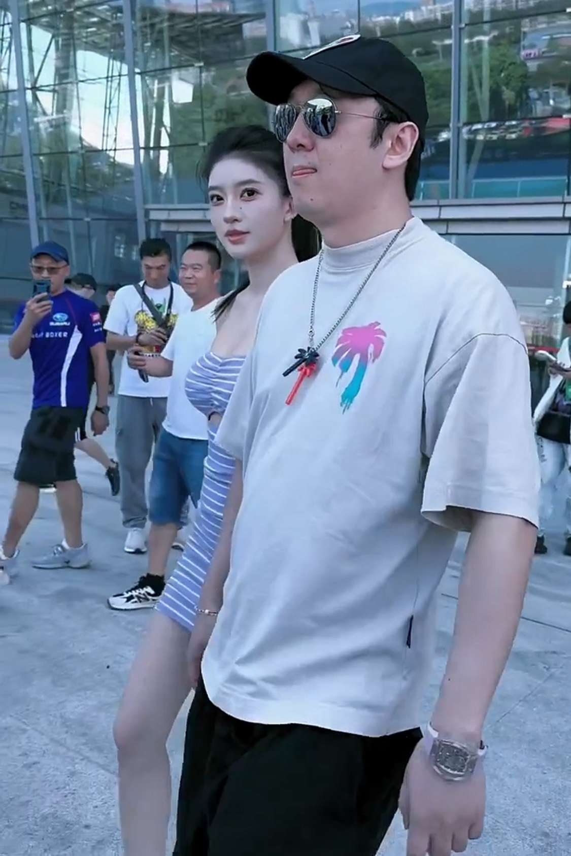 王撕聪还是有钱啊！一天换一个。
