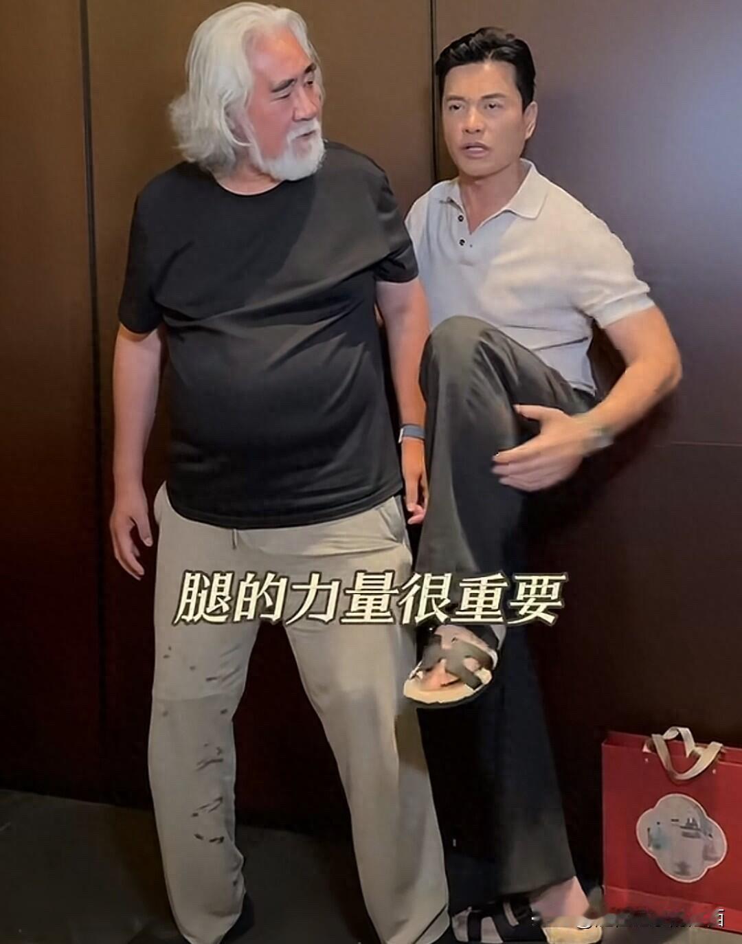 吕良伟才是真正的不老男神，跟张纪中只差几岁，但他却帅的惊为天人。70岁的吕良伟头