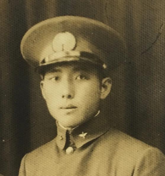1937年，中国一架战机被日军击落，飞行员跳伞求生，谁知，竟落到了日军阵地，一群