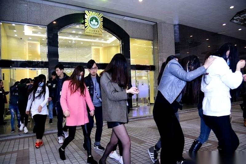 澳门抓了26个人。一锅端，搞那档子皮肉生意的。好多人第一反应就是：该！真的