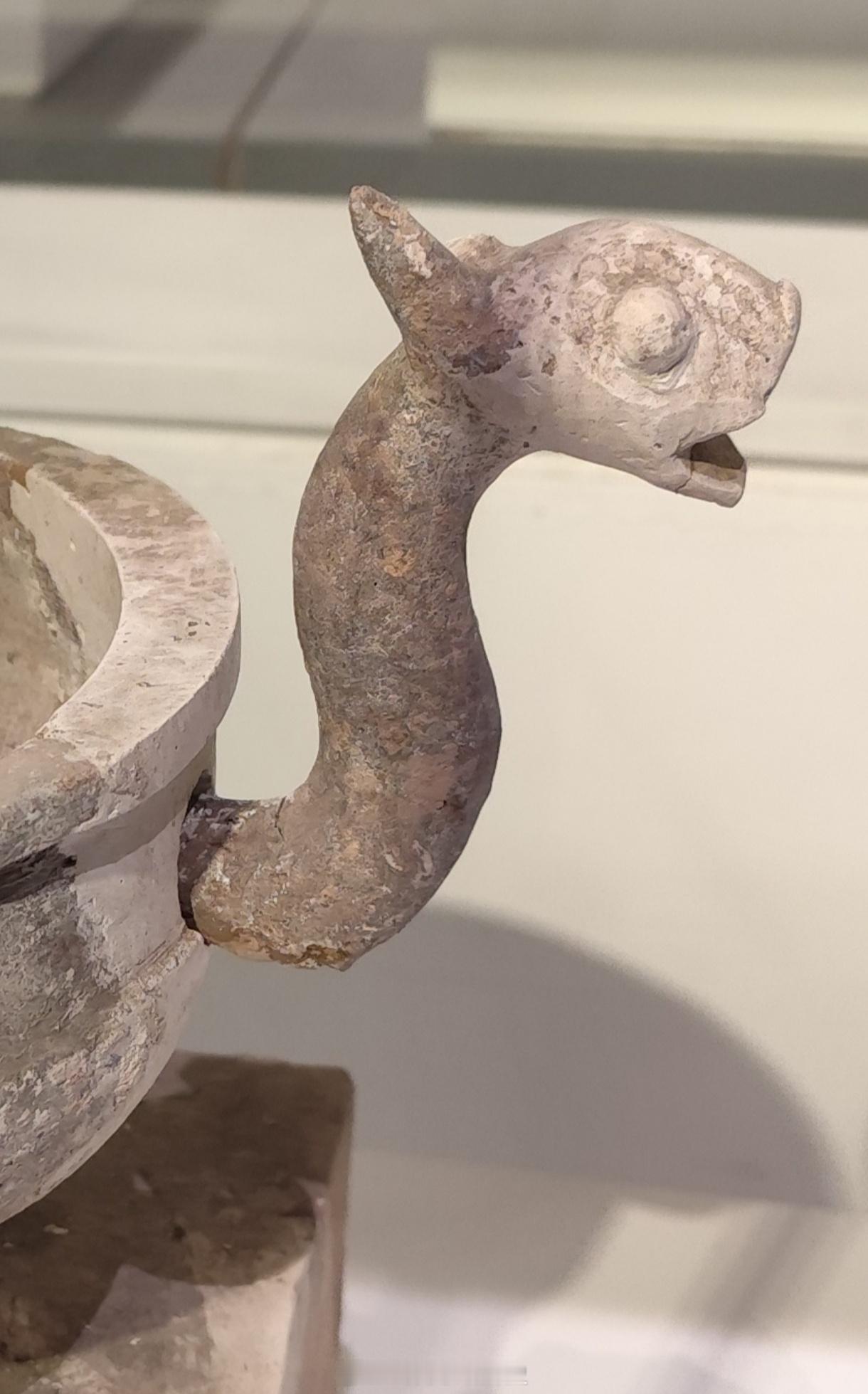 【文物中的生灵】每次参观博物馆，总能被几件特别优美的动物造型所惊叹到拍自于中国陶瓷琉璃博物馆——山东