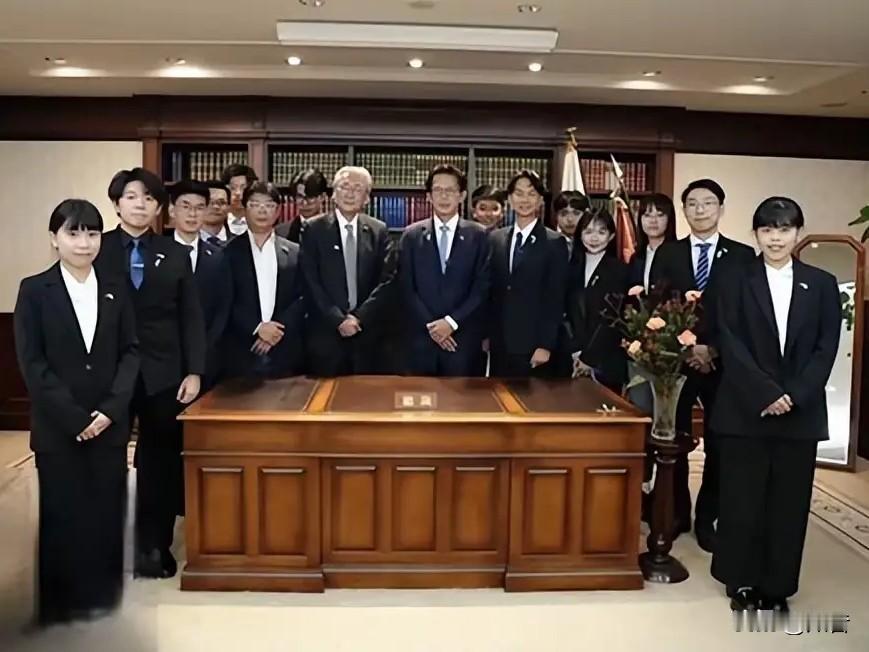先给这帮人记个账！照片中一群台独分子在日本高市早苗办公桌前集体合影，不讲政治