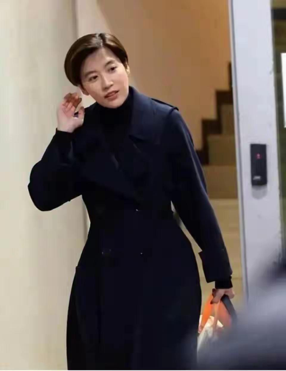 李在镕前妻短发帅气，她儿子的长相像她，神态方面有点李在镕的影子。