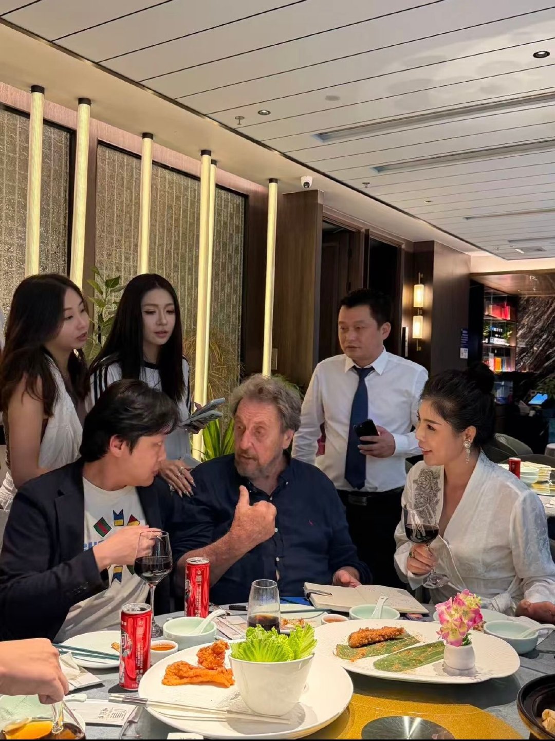 继马斯克和她妈妈来中国后，最近马斯克的爸爸也来中国了，已经逛了广州深圳，接下来去上海苏州，还特意请了