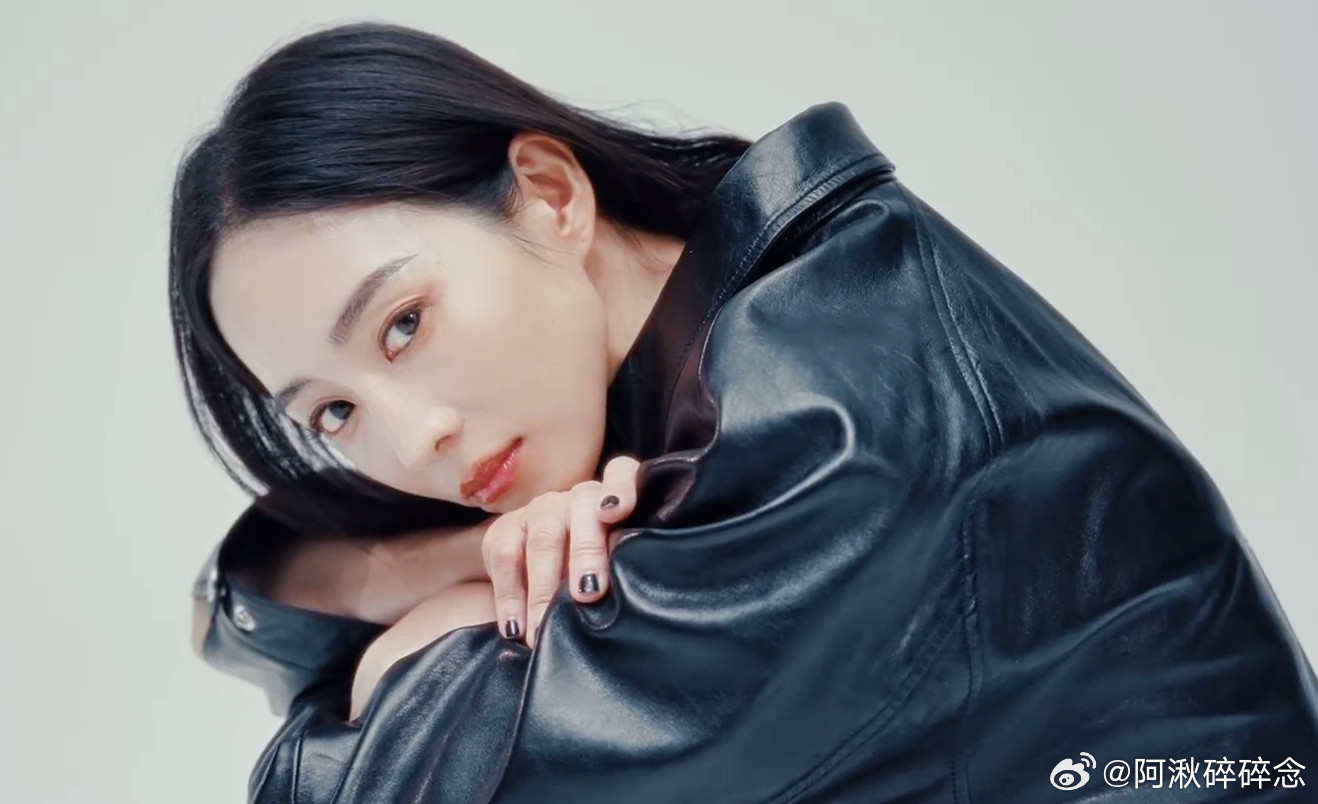 张钧甯费加罗封面高定张钧甯解锁费加罗高定封面，自带强大时尚气场又不失温柔底蕴，正