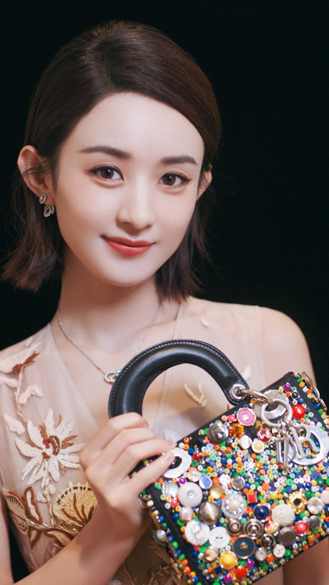 很多见过赵丽颖的路人，统一的感受；真人远胜于镜头。因为镜头会把人拉宽，现实里