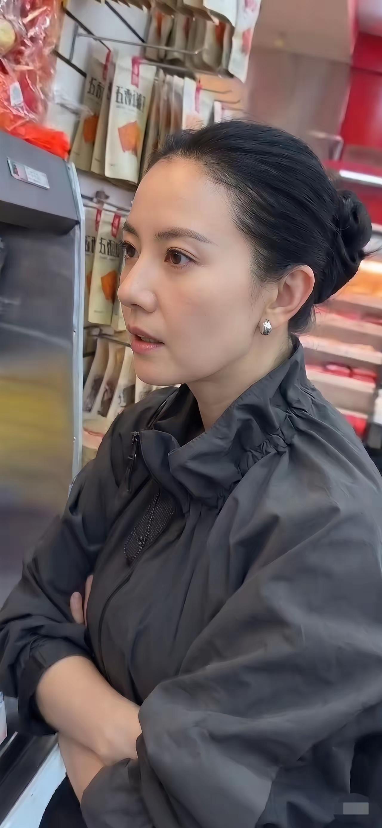 高圆圆的五官比刘亦菲更耐看，五官线条完美无瑕，绝对是男人的白月光，也绝对是美了一