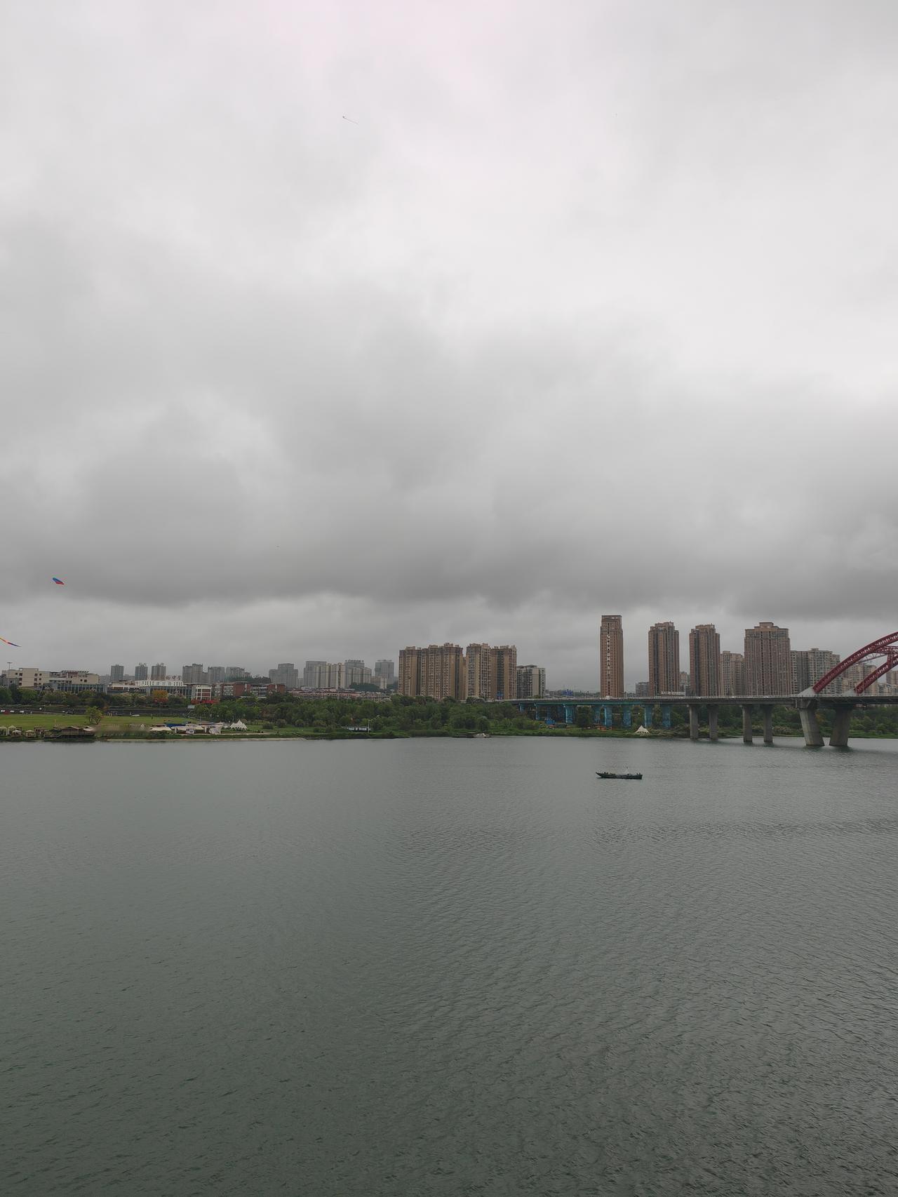 今天有点太累了，因为走了16690步。我到现在腿肚子都是疼的，因为早上和先生