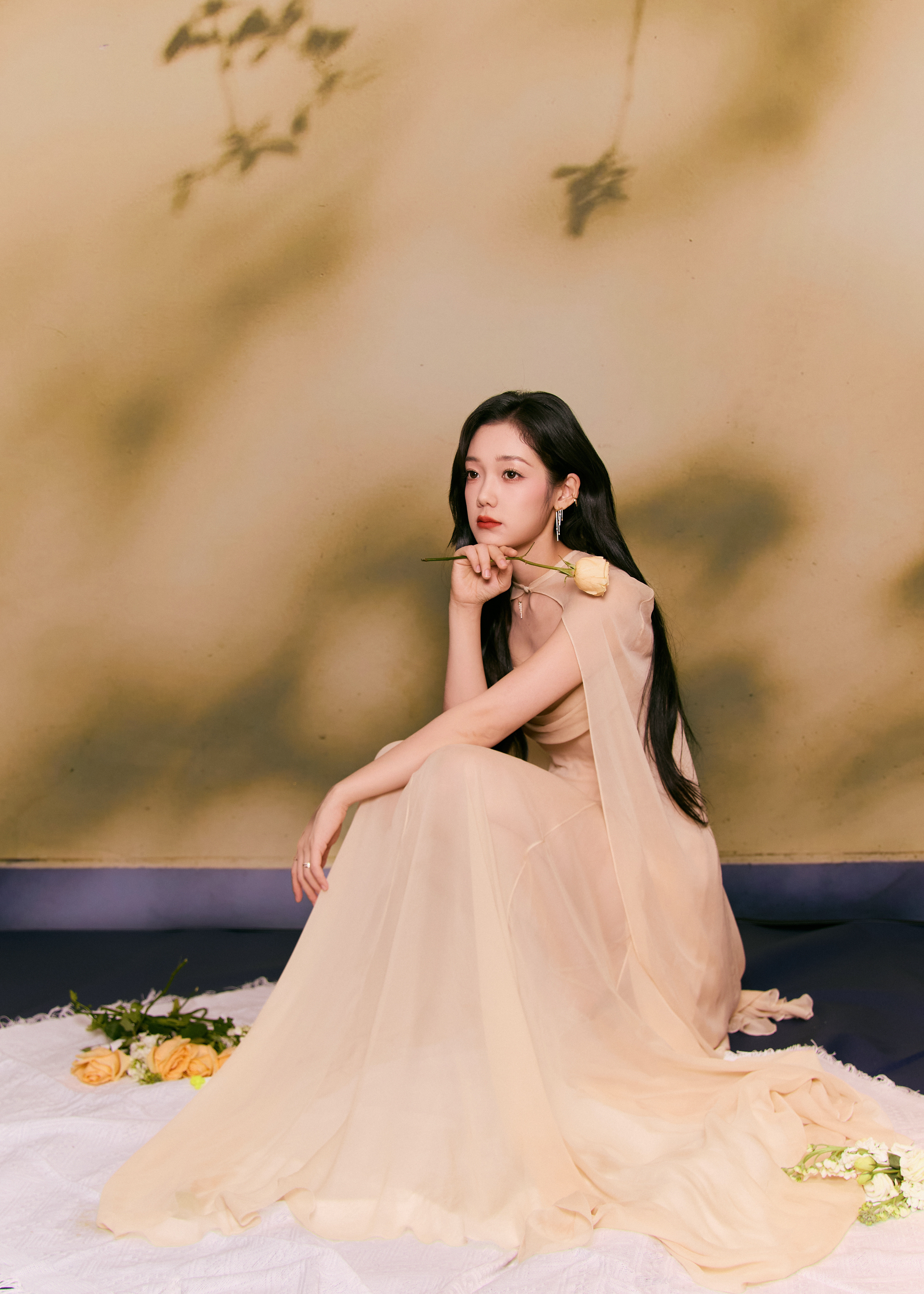 希林娜依高流苏耳饰添了灵动，浅杏纱裙的温柔和抹胸的小性感平衡得刚刚好，整体干